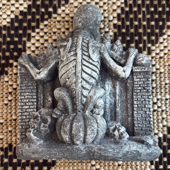 🆕Gothic Skull and Crow Cemetery Figurine - Picture 4 of 8